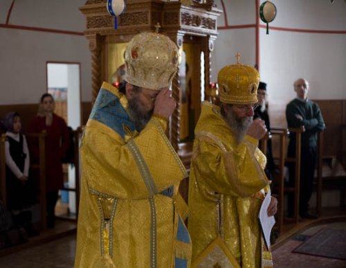 Archbishops Gregory and Ambrose praying before the holy Liturgy.