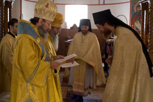 The hierarchs exhorting Bishop Elect John at the end of his confession of
          Faith.