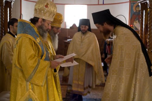 The hierarchs exhorting Bishop Elect John at the end of his confession of
          Faith.