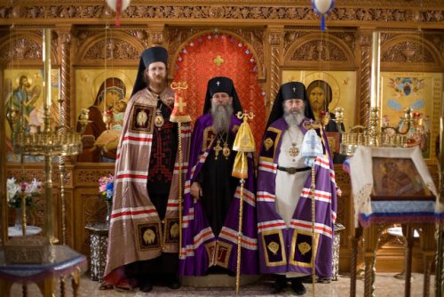 The three hierarchs at the end Divine Liturgy in their mantias. Bishop
          John was given the mantia worn by Saint John Maximovitch, his patron Saint.