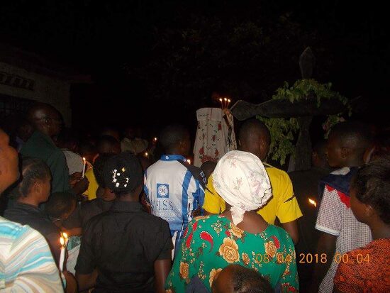 The faithful gathered by night for the Paschal procession