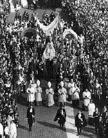 Pope
  Paul VI, born aloft on his throne as he arrives at the Vatican to open a session of the "20th
  Ecumenical Council", Vatican II.