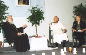 Bishop Kallistos (Ware)
  of the British diocese of Diokleia (E.P.) with Fr. Laurence Freeman, R.C. Benedictine monk and
  director of WCCM, and others of the 300 participants in the seminar.